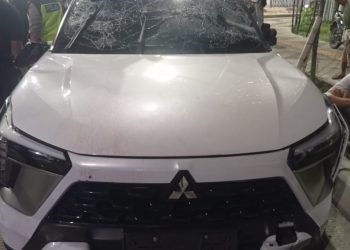 Diduga Tabrak Lari, Mobil X-Force Dirusak Pengguna Jalan di Simpang Manhattan
