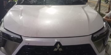 Diduga Tabrak Lari, Mobil X-Force Dirusak Pengguna Jalan di Simpang Manhattan