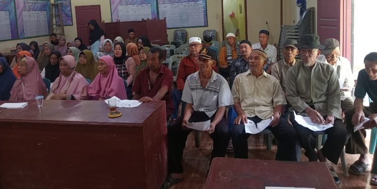 Kepala Desa Secanggang Salurkan BLT Tahap Ketiga Kepada 65 Warga