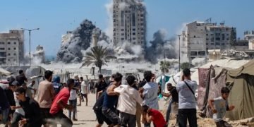 Israel Intensifkan Serangan Hancurkan Gaza, Ribuan Keluarga Mengungsi