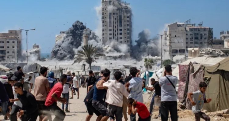 Israel Intensifkan Serangan Hancurkan Gaza, Ribuan Keluarga Mengungsi