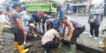 Mencegah Banjir, Polsek Pangkalan Brandan & Masyarakat Gotong Royong Bersihkan Saluran Parit
