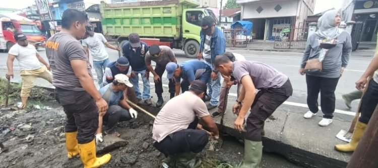 Mencegah Banjir, Polsek Pangkalan Brandan & Masyarakat Gotong Royong Bersihkan Saluran Parit