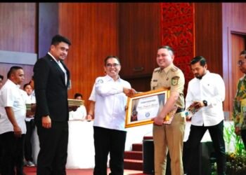 Bupati Pakpak Bharat Terima Apresiasi Salah Satu Kabupaten UHC Atas Keaktifan Kepesertaan JKN
