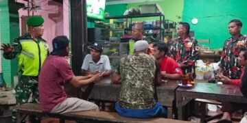 Danramil 02/Kutalimbaru Pimpin Patroli Pos Kamling Bersama Laskar Merah Putih