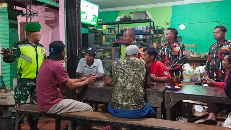 Danramil 02/Kutalimbaru Pimpin Patroli Pos Kamling Bersama Laskar Merah Putih