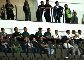 Bobby Nasution dan Erick Thohir  Tendang Bola Buka Pegadaian Championship