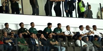 Bobby Nasution dan Erick Thohir  Tendang Bola Buka Pegadaian Championship