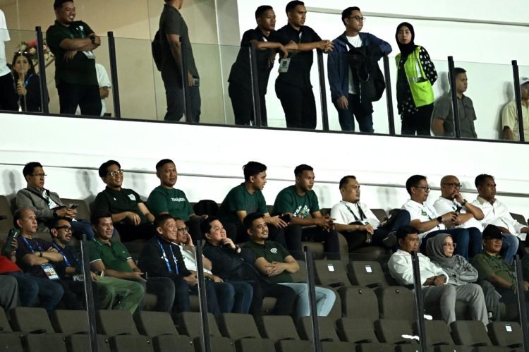 Bobby Nasution dan Erick Thohir  Tendang Bola Buka Pegadaian Championship