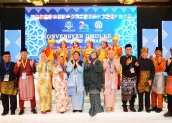 Endang Syah Afandin Terima Anugerah Tun Fatimah pada Konvensyen Dunia Melayu Dunia Islam