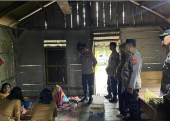 Wujud Kepedulian, Polsek Kutalimbaru Serahkan Bantuan kepada Pelajar Sakit Tumor