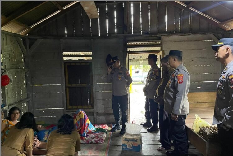 Wujud Kepedulian, Polsek Kutalimbaru Serahkan Bantuan kepada Pelajar Sakit Tumor