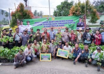 Bupati Karo Serahkan 100 Ribu Batang Benih Kakao kepada Kelompok Tani