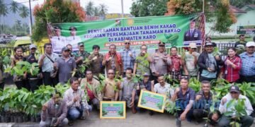 Bupati Karo Serahkan 100 Ribu Batang Benih Kakao kepada Kelompok Tani