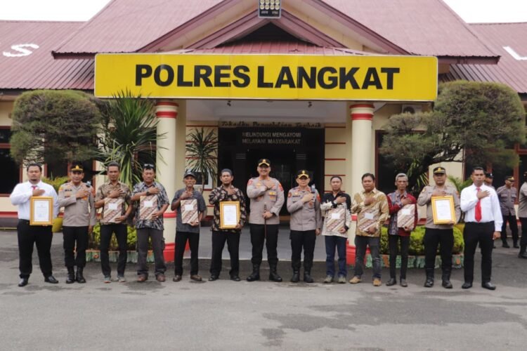 Polsek Pangkalan Brandan & Club BHC Terima Penghargaan dari Kapolres Langkat
