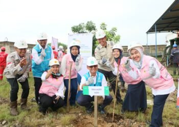 Srikandi PT PLN Indonesia Power UBP Pangkalan Susu Gelar Kegiatan Penghijauan dalam Rangka Program Green Action Sebagai Wujud nyata Kepedulian Terhadap Lingkungan
