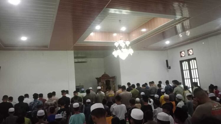 Jumat Curhat dan Berkah, Polres Palas Hadir Berikan Nasi Bungkus Gratis untuk Warga Jemaah Masjid Al-Amanah