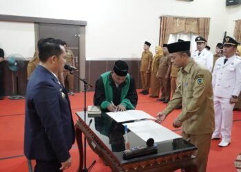 Bupati Palas Lantik Pejabat Administrator dan Penggawas