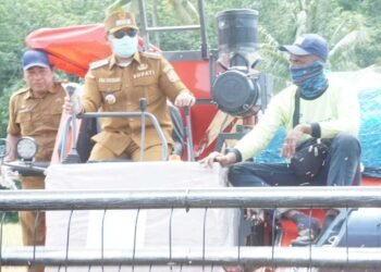 PMA Naiki Cobine Harvester Saat Peninjauan Panen Raya di Desa Sidongdong dan Batu Sundung Kecamatan Barumun Barat