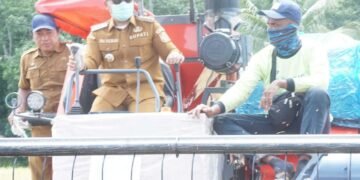 PMA Naiki Cobine Harvester Saat Peninjauan Panen Raya di Desa Sidongdong dan Batu Sundung Kecamatan Barumun Barat