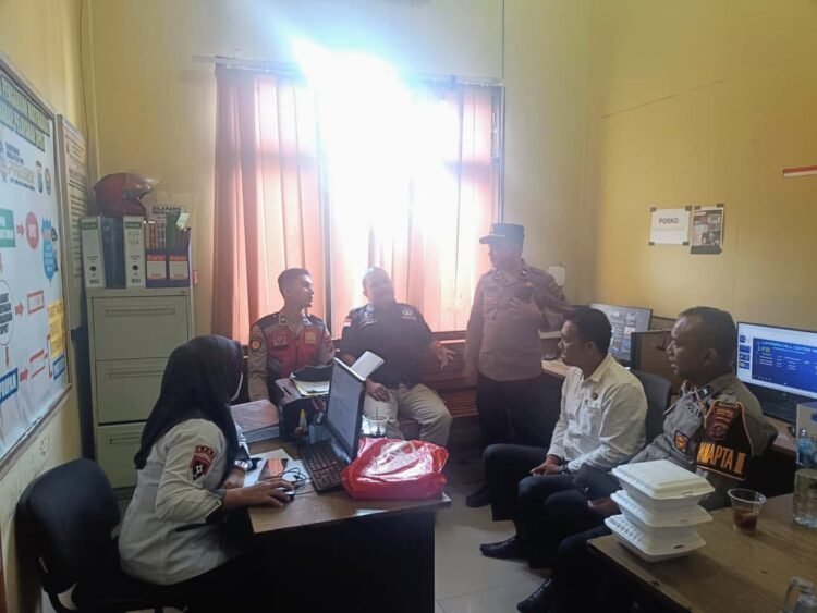 Ka SPKT Polres Padang Lawas Memberikan Arahan Untuk Melayani Masyarakat Secara Humanis
