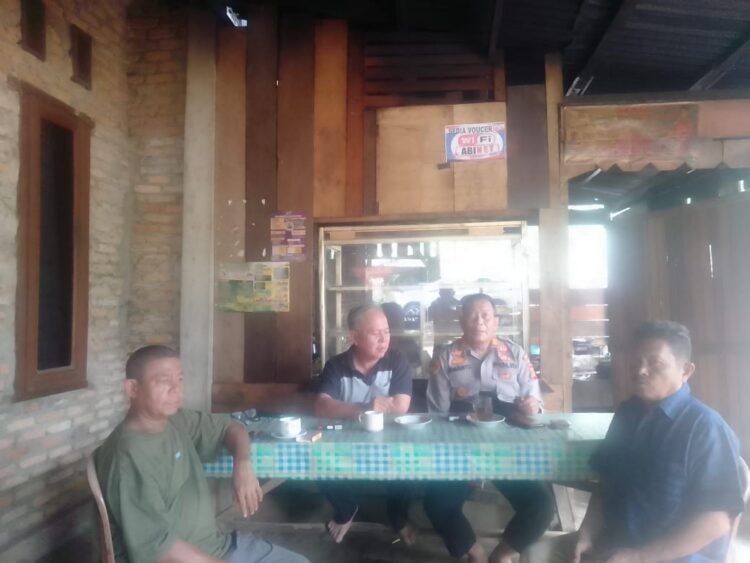 Menjaga Kamtibmas yang Kondusif, Polisi Lakukan Sambang Desa Tatap Muka dengan Warga