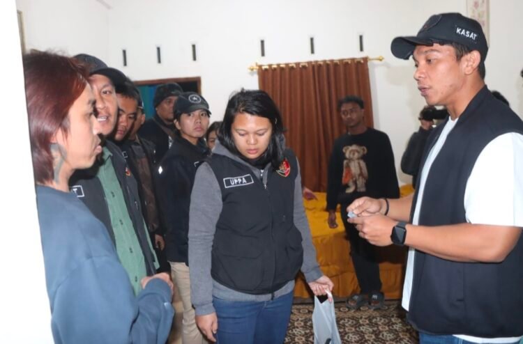 Razia Penyakit Masyarakat di Hotel Raya Berastagi, Polres Tanah Karo Amankan 5 Perempuan & 6 Laki-laki Serta Ratusan Alat Kontrasepsi