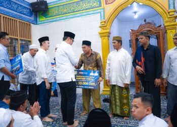 Rico Waas Safari Isya di Masjid Tsamaratul Iman, Serap Aspirasi dan Serahkan Bantuan untuk Jemaah