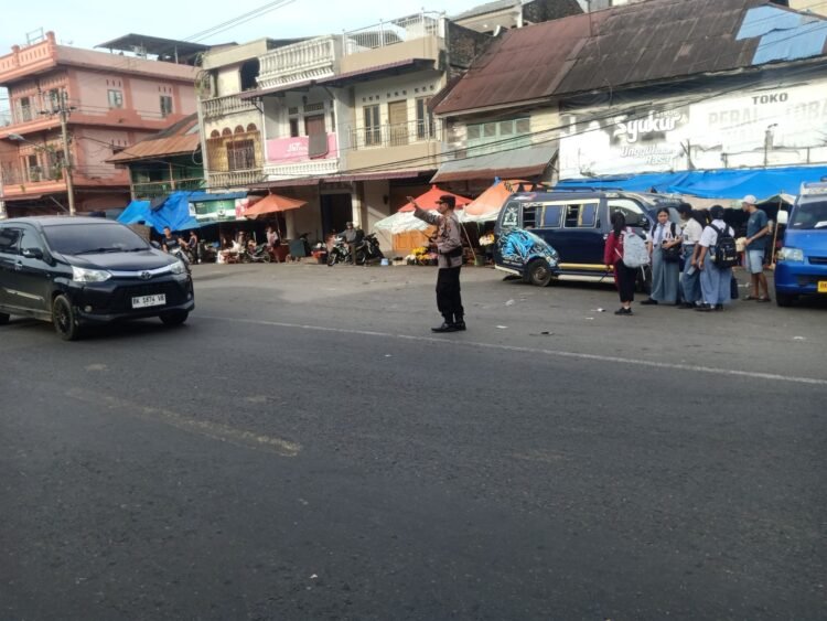 Polsek Pancur Batu Rutin Tertibkan Arus Kendaraan di Sekitar Pajak