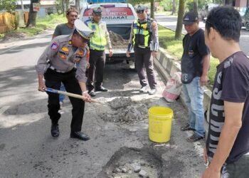 Demi Keselamatan Pengguna Jalan,Sat Lantas Polres Langkat Tambal Jalan Berlubang