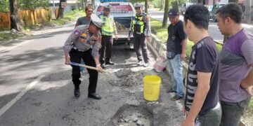 Demi Keselamatan Pengguna Jalan,Sat Lantas Polres Langkat Tambal Jalan Berlubang