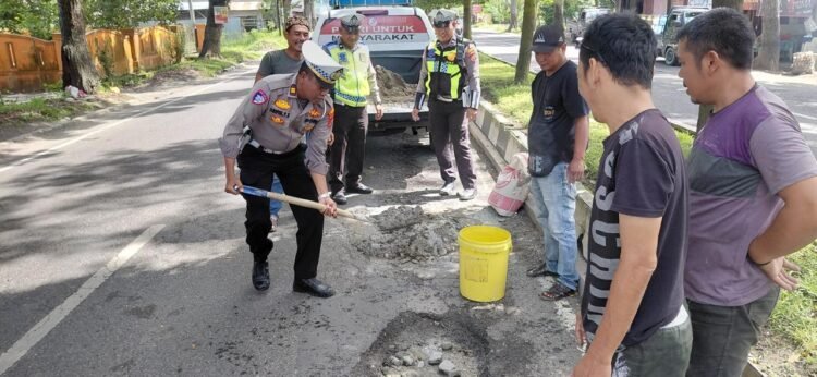 Demi Keselamatan Pengguna Jalan,Sat Lantas Polres Langkat Tambal Jalan Berlubang