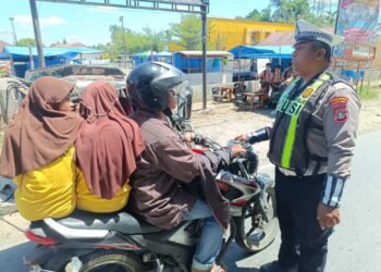 Antisipasi Kepadatan Arus, Personil Pos Pam Lantas Polsek Barumun Laksanakan Pengaturan Arus Lalu Lintas Siang