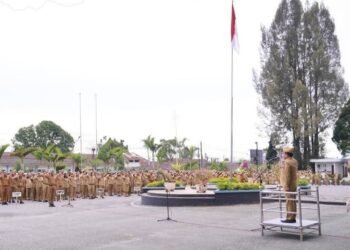 Bupati Karo Memimpin Apel Gabungan Pemkab Karo, Sekaligus Menyerahkan Penghargaan Agen PESIAR Terbaik 2025