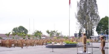 Bupati Karo Memimpin Apel Gabungan Pemkab Karo, Sekaligus Menyerahkan Penghargaan Agen PESIAR Terbaik 2025