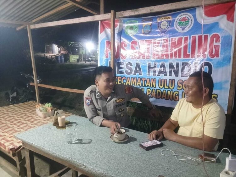 Bhabinkamtibmas Polsek Sosa Patroli dan Cek Pos Kamling di wilayah Hukumnya