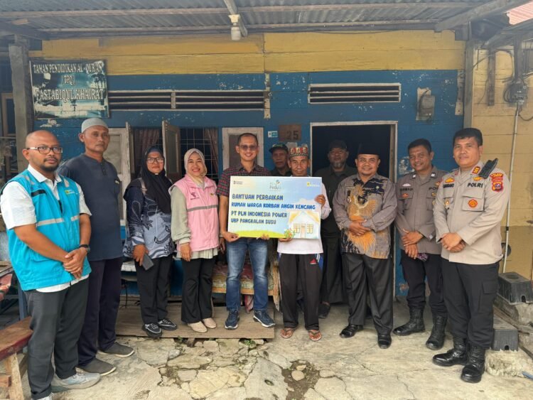 PT PLN Indonesia Power UBP PNS Salurkan Bantuan Perbaikan Rumah untuk Warga Bukit Jengkol Terdampak Angin Kencang