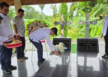 HKN Ke-61, RS Adam Malik Ziarahi Makam Menkes dr FL Tobing di Tapteng