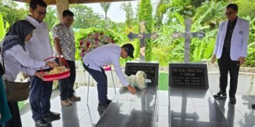 HKN Ke-61, RS Adam Malik Ziarahi Makam Menkes dr FL Tobing di Tapteng