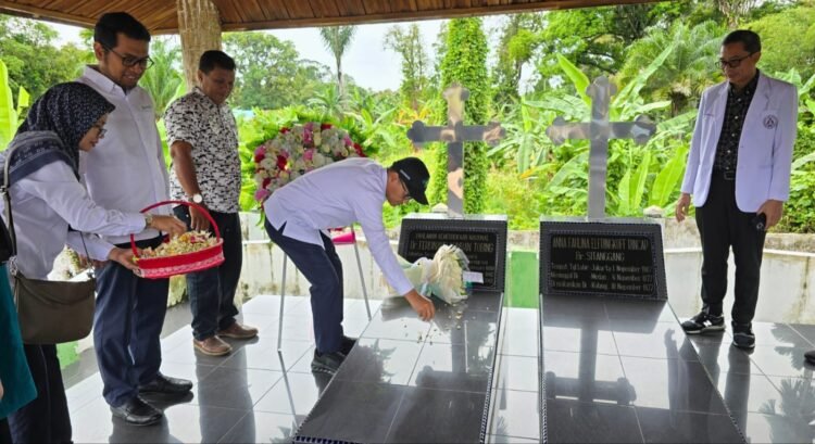 HKN Ke-61, RS Adam Malik Ziarahi Makam Menkes dr FL Tobing di Tapteng