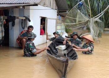 Prajurit Kodim 0212/Tapsel Bantu Evakuasi Korban Banjir Dan Tanah Longsor Diwilayah Tabagsel” –
