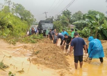 Personel Satrad 103 Sibolga Sigap Bantu Warga Buka Akses Jalan Tertimbun Longsor