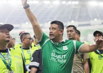 Keren! Bobby Nasution Beri Jerseynya demi Redakan Amarah Suporter