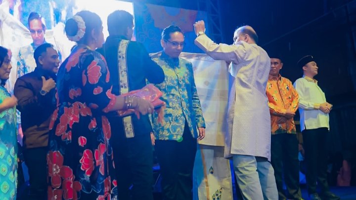 Hadiri Perayaan Deepavali, Rico Waas Ajak Warga Hidupkan Kembali Cahaya Dalam Keluarga