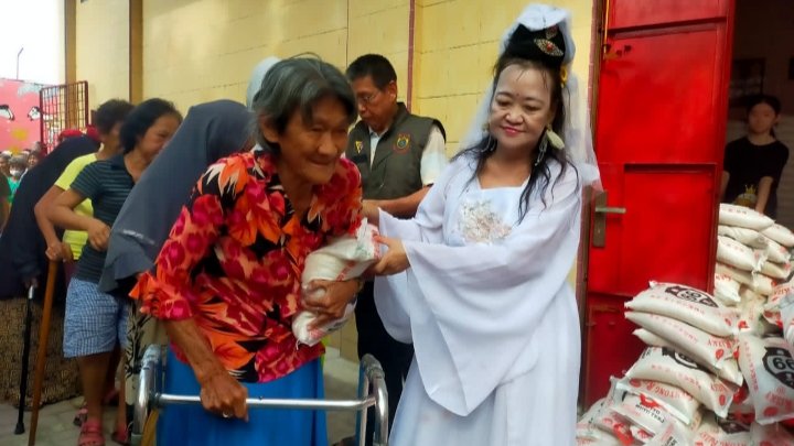 Rayakan HUT Dewi Kwan Im, Putri Kembali Bagikan Beras Gratis