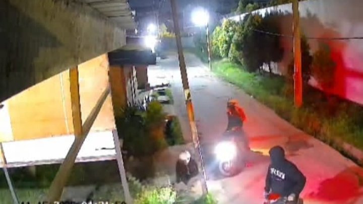 Viral! Kawanan Begal Rampas Motor di Helvetia, Korban Nyaris Dibacok