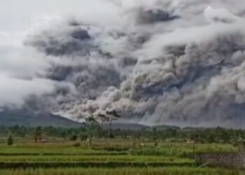 Gunung Semeru Alami 32 Kali Gempa Guguran: Status Awas Level IV! 
