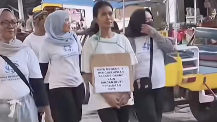Viral! Perempuan Diarak Keliling Gili Trawangan Karena Curi Sepeda Listrik
