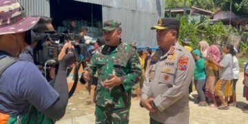 Kapoldasu dan Pangdam I/BB  Bagikan Beras untuk Korban Bencana di Tapteng 