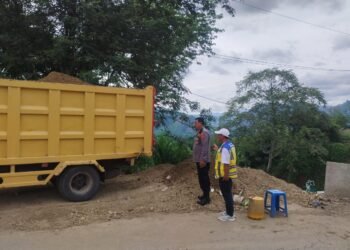 Kapolsek Mardingding Tinjau Progres Perbaikan Jalan Nasional Medan–Kotacane yang Amblas di Desa Laubaleng